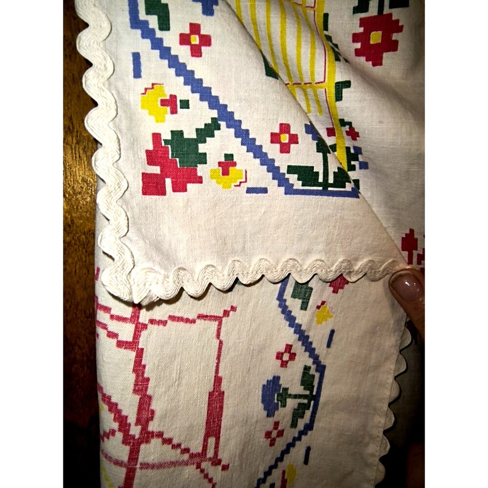 1625.  Tablecloth Cotton Patterned with Ric Rac Trim - Picture 5 of 6